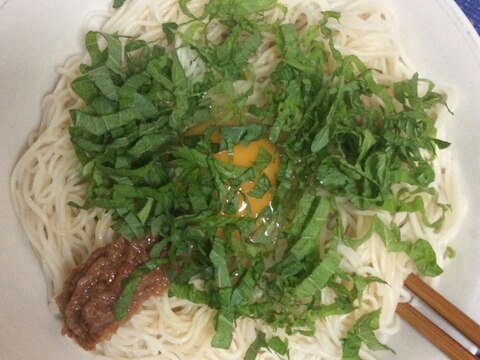 大葉たっぷり♪冷やし釜玉梅そうめん